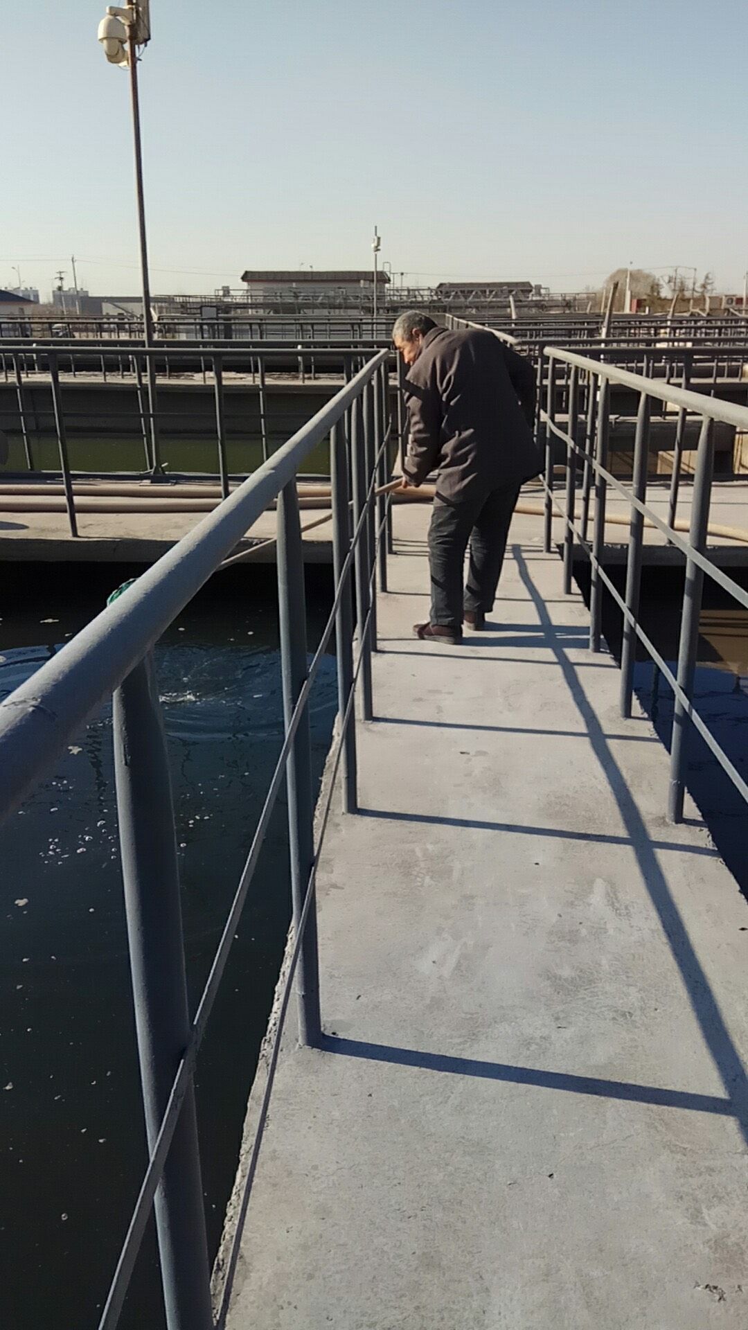 小学生参观污水处理厂迎“世界水日”